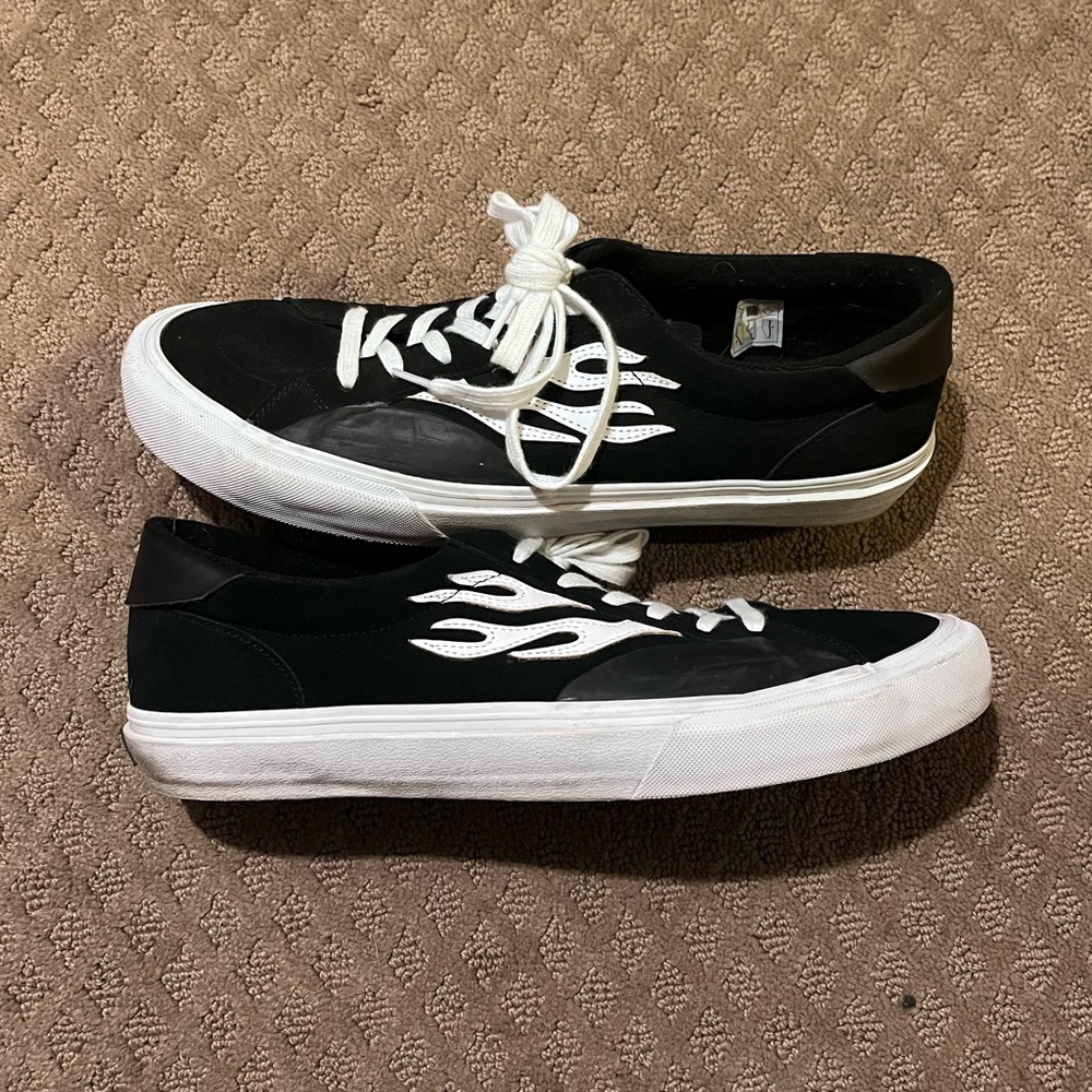 Straye Black Sneakers